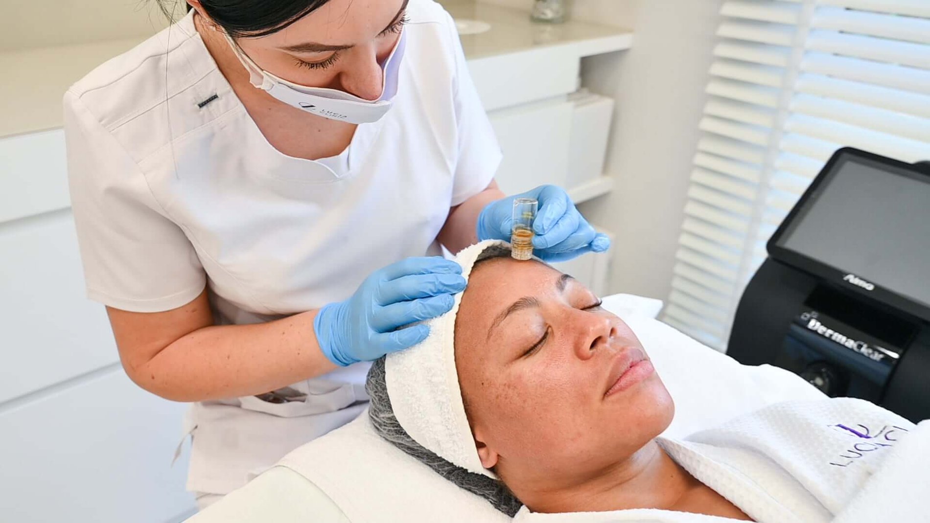 AquaGold fine touch for bright, even skin texture and tone - hydrate your skin with this advanced solution that restores your skin glow, beauty and freshness.